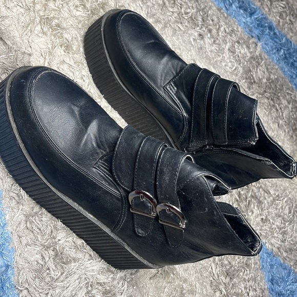 Thick platform shoes . - Picture 1 of 2